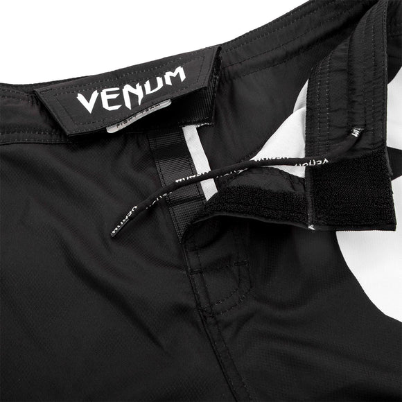 MMA Shorts - Venum - '3.0 Lightshorts' - Sort-Hvid